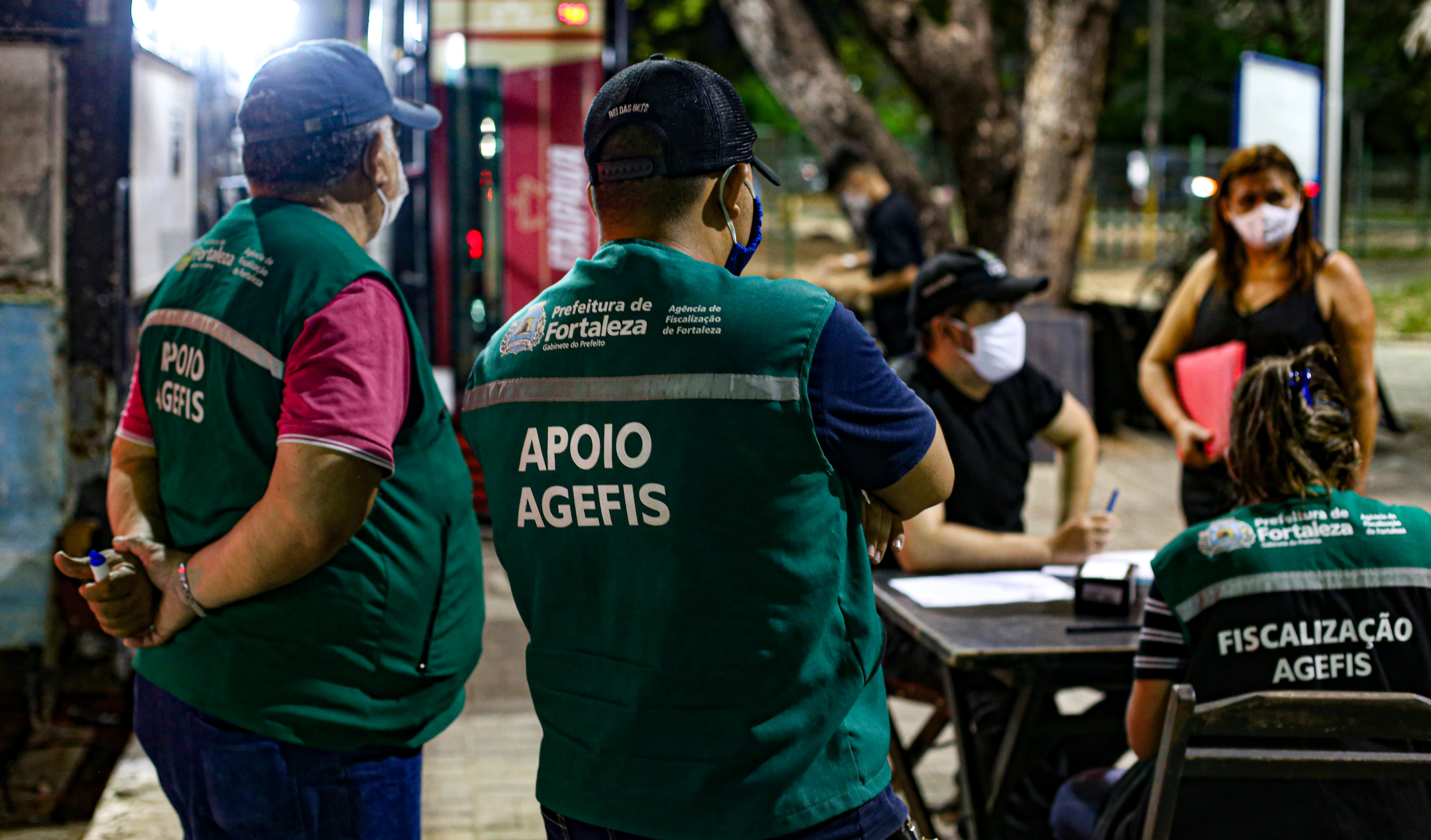 Fiscais da Agefis em uma praça